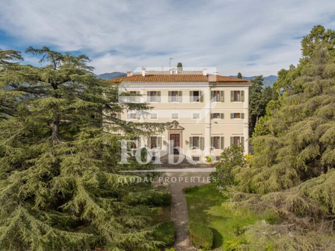 Raffinata villa storica con vista panoramica e parco in vendita a Pistoia