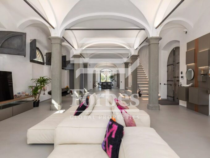 Villa storica in vendita in Toscana, residenza di lusso con vista panoramica e tecnologie avanzate