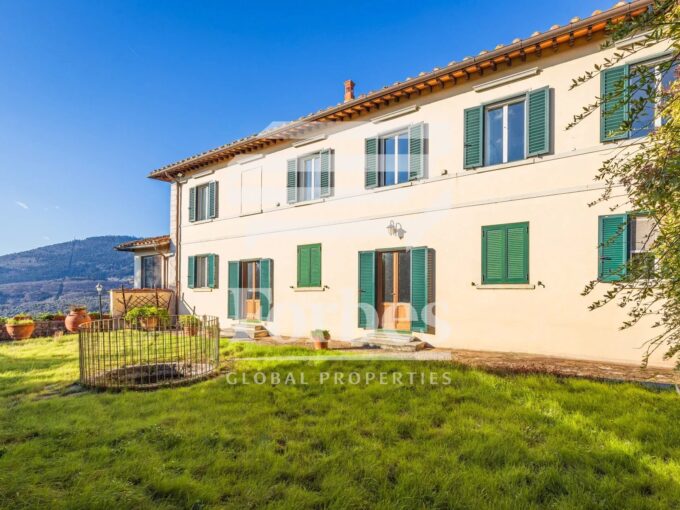 Elegante villa con piscina sulle colline di Firenze
