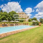 Magnifico agriturismo toscano con piscina in vendita vicino a Siena