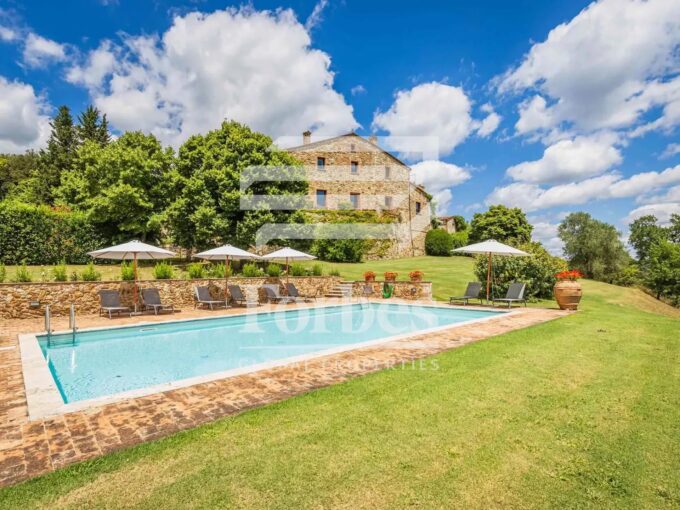 Magnifico agriturismo toscano con piscina in vendita vicino a Siena