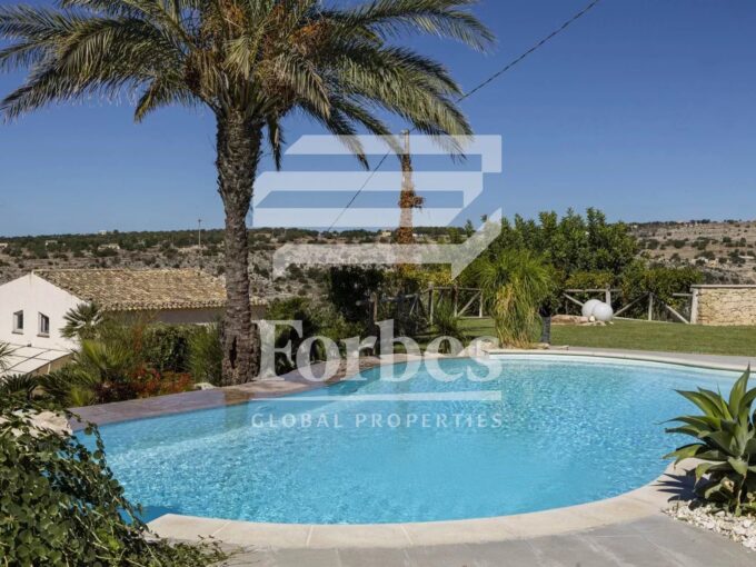 Villa storica di lusso con piscina e vista mare in vendita a Scicli