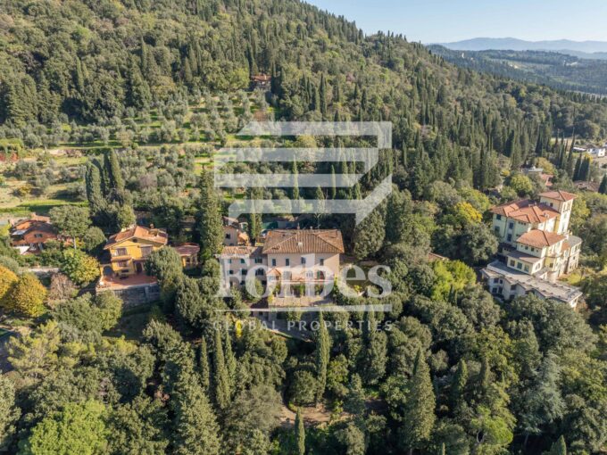 Villa storica con giardino in vendita con vista su Fiesole