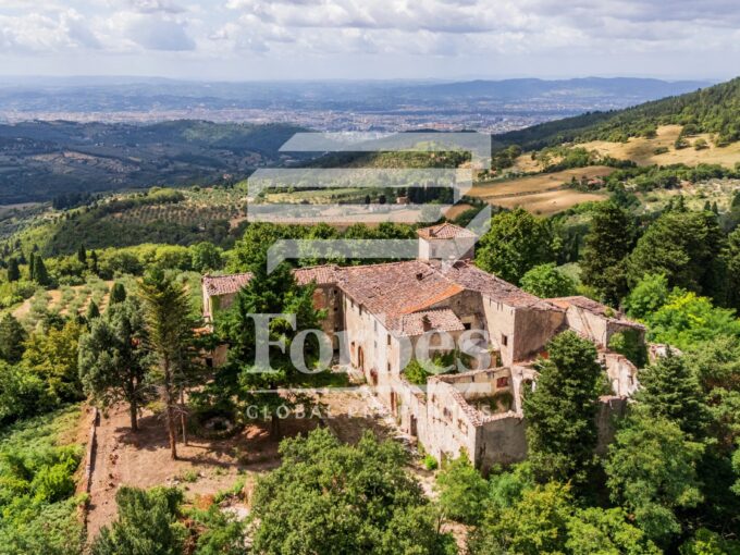 Castello storico dell'XI secolo in vendita sulle colline di Firenze