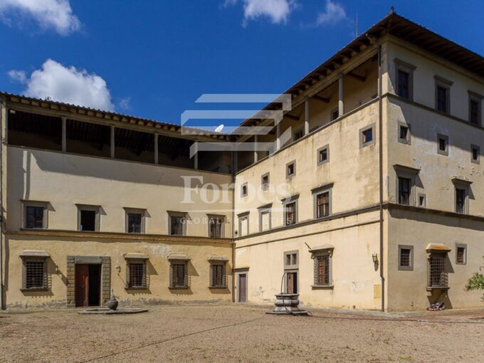 Prestigiosa residenza con loggia panoramica in complesso storico