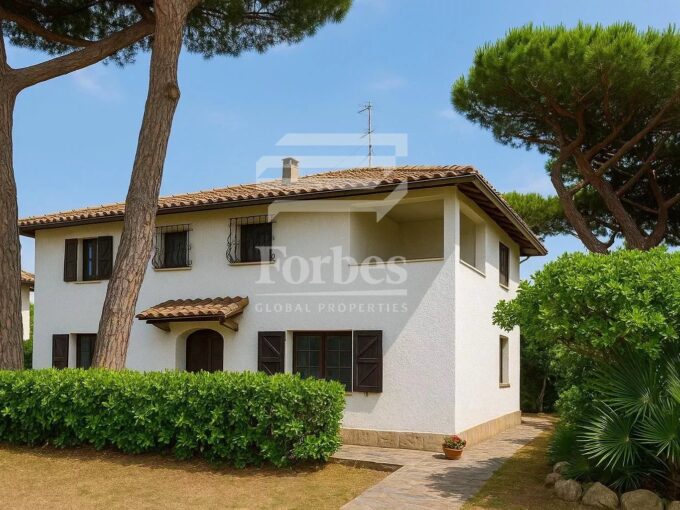 Villa indipendente in vendita sul mare con piscina e giardino