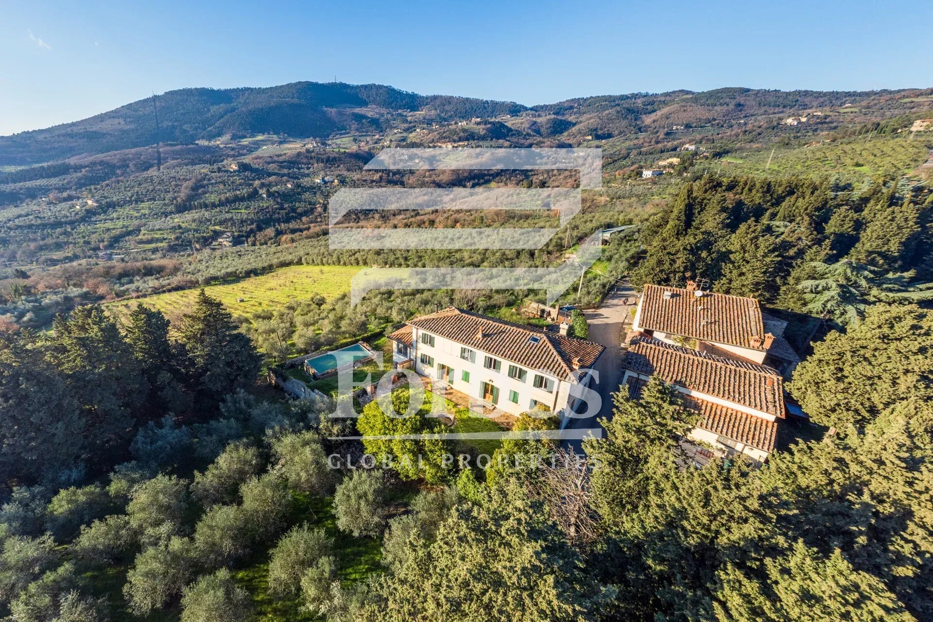 Vendita Villa con Piscina: Guida all’Acquisto per Acquirenti Internazionali