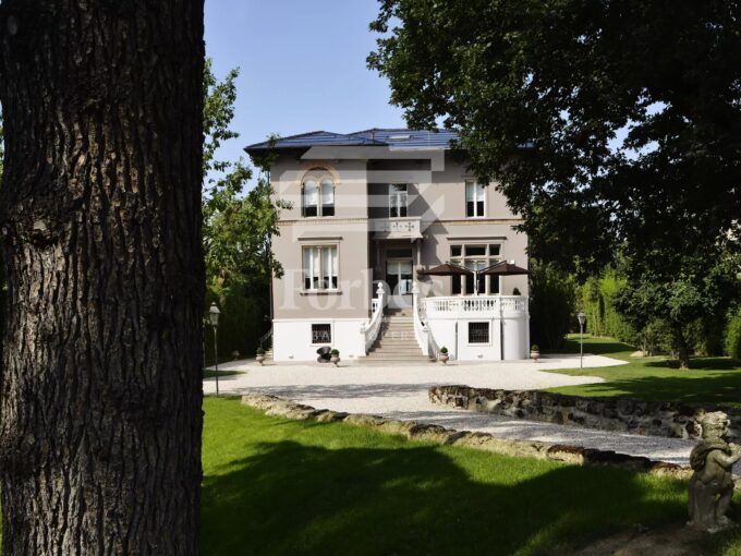 Prestigiosa villa in vendita in stile Liberty con dependance e piscina