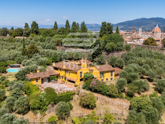 Prestigiosa Villa Panoramica con Piscina a due Passi dal Centro Storico di Firenze