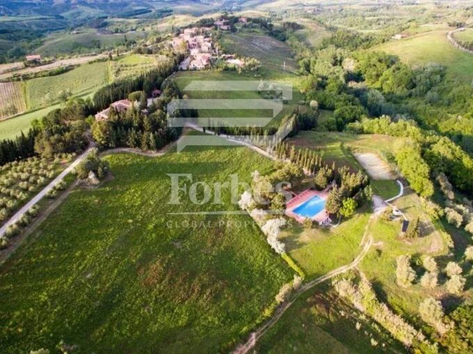 VASTA TENUTA CON PISCINA E CAMPO DA TENNIS