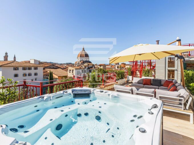 Starordinario attico con vista a 360° in vendita nel centro di Firenze