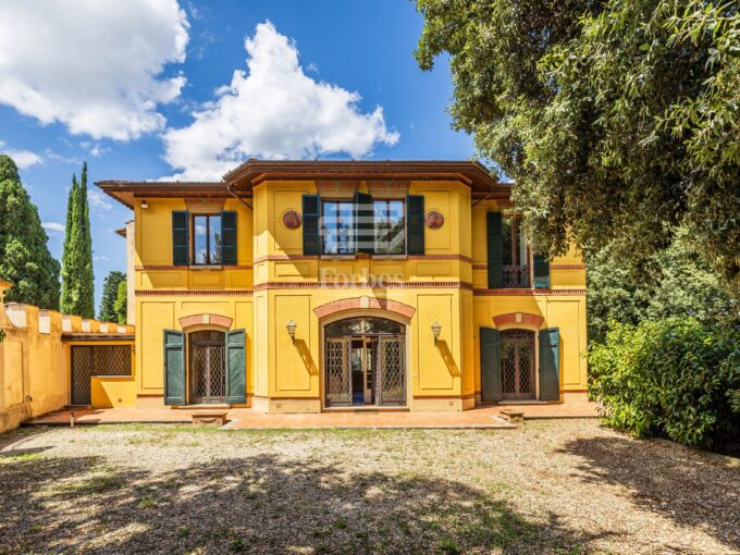 Villa storica in Vendita a Firenze nel meraviglioso contesto di via pian dei Giullari con Parco Privato e Uliveto