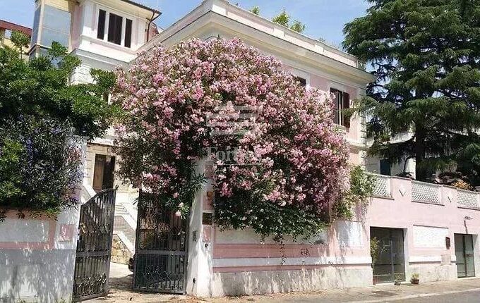Villa storica di lusso con giardino a Monteverde, Roma
