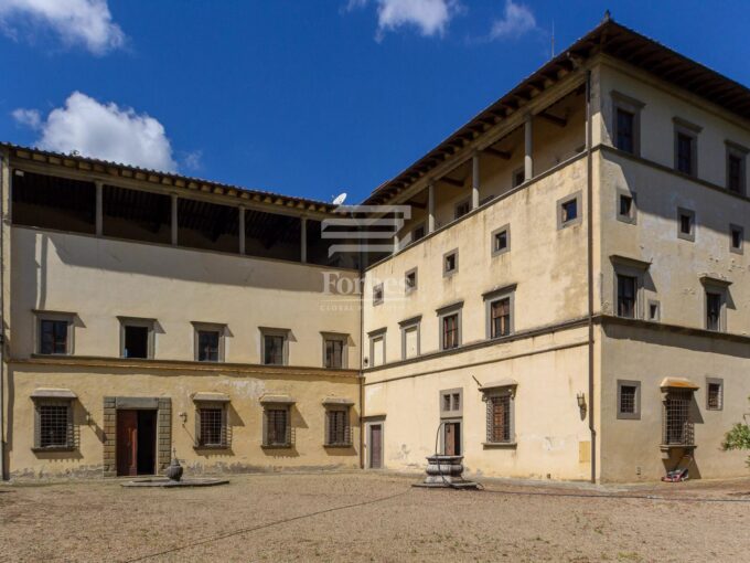 Prestigiosa residenza con loggia panoramica in complesso storico