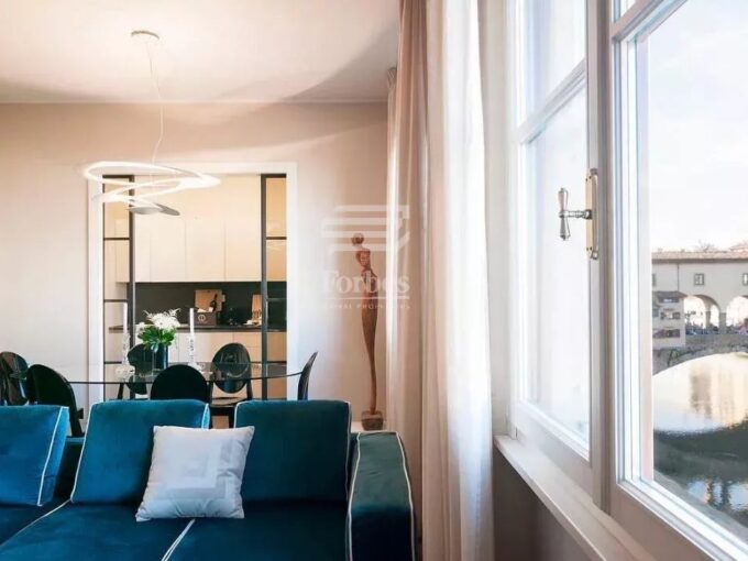 Appartamento di lusso con suggestiva vista sui Lungarni storici