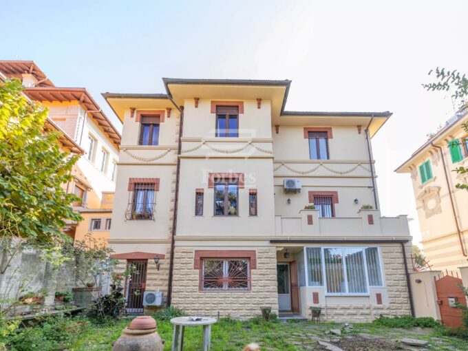 Affascinante villino Liberty in vendita con giardino a Firenze