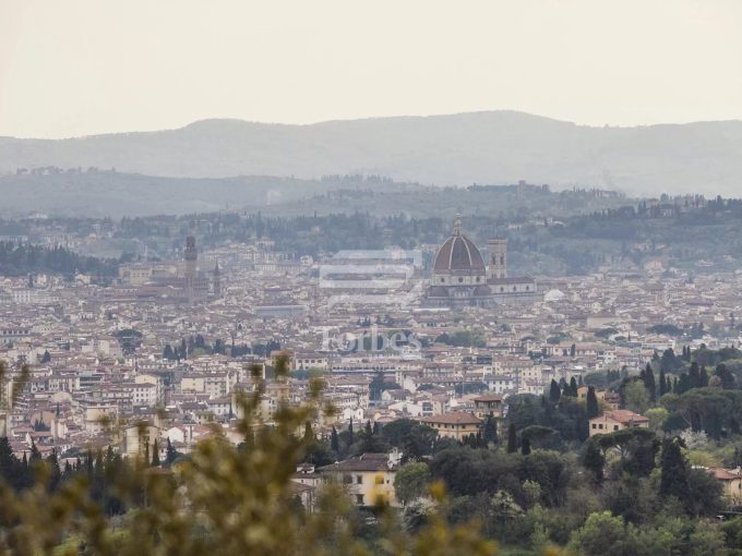 Villa storica con giardino in vendita con vista su Firenze