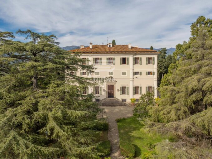 Raffinata villa storica con vista panoramica e parco in vendita a Pistoia