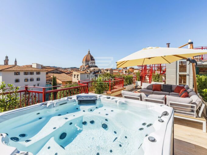 Straordinario attico con vista a 360° in vendita nel centro di Firenze