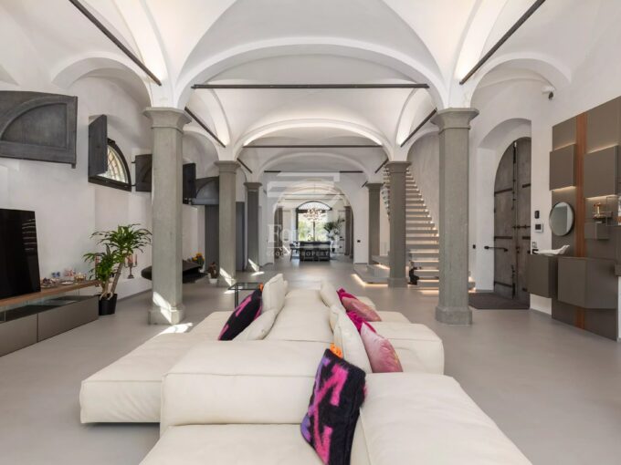 Villa storica in vendita in Toscana, residenza di lusso con vista panoramica e tecnologie avanzate