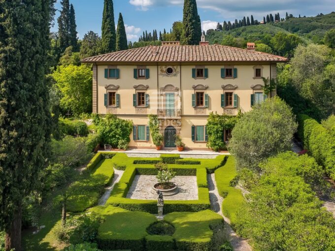 Villa Storica in affitto Immersa nel verde Vicino al Centro Storico