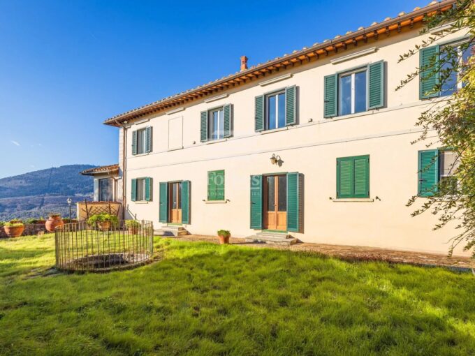 Elegante villa con piscina sulle colline di Firenze