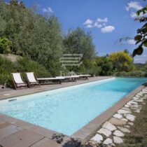 Colonica di charme con piscina panoramica in vendita vicino Firenze