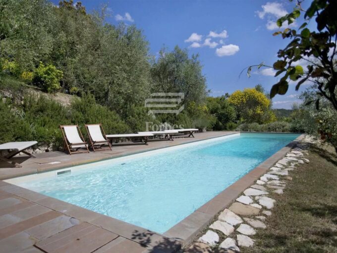 Colonica di charme con piscina panoramica in vendita vicino Firenze