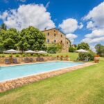 Magnifico agriturismo toscano con piscina in vendita vicino a Siena