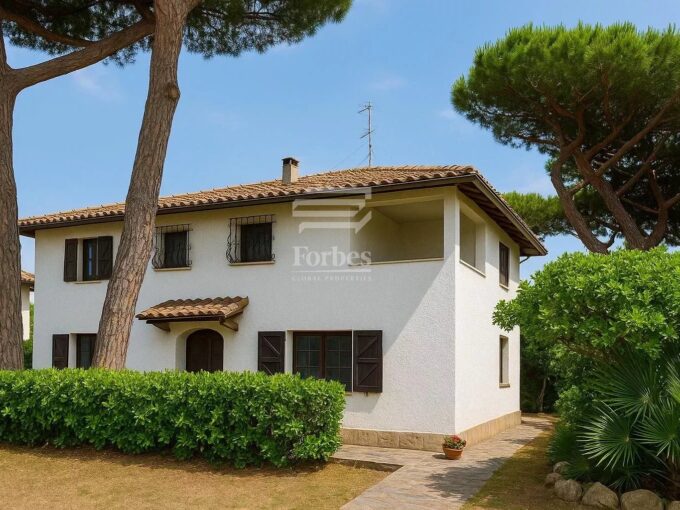 Villa indipendente in vendita sul mare con piscina e giardino