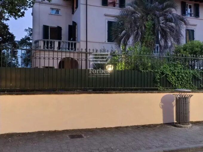 Appartamento in affitto a Forte Dei Marmi con giardino privato e posto auto