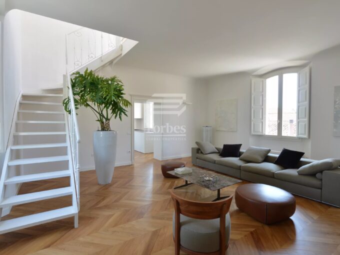 Residenza di prestigio cielo-terra in vendita con spazi abitativi e commerciali