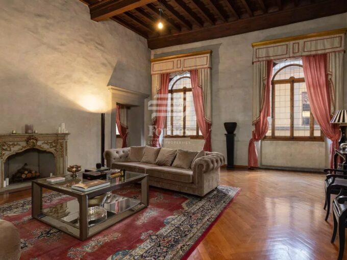 Attico in vendita in palazzo rinascimentale vicino a Ponte Vecchio