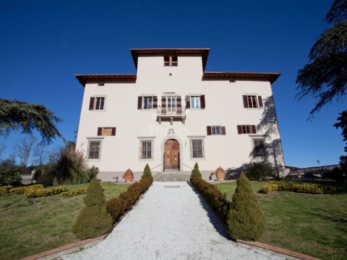 Villa resort di lusso con spa in vendita nel cuore della Toscana