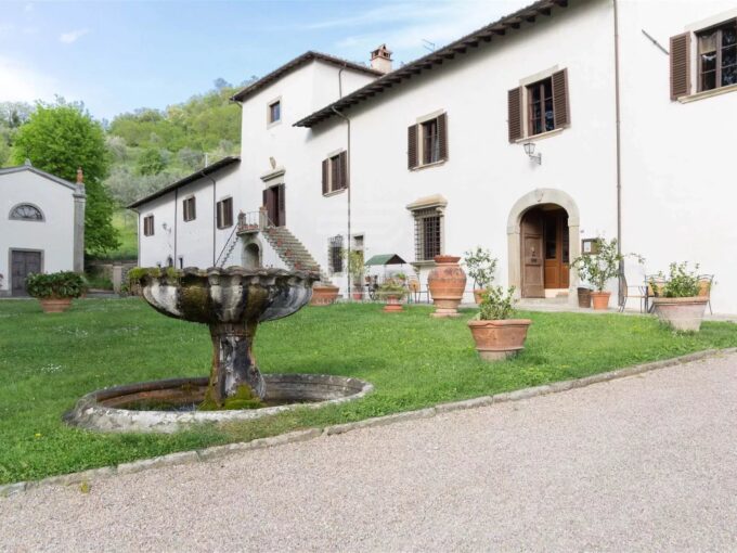 Prestigiosa tenuta in vendita sulle colline toscane