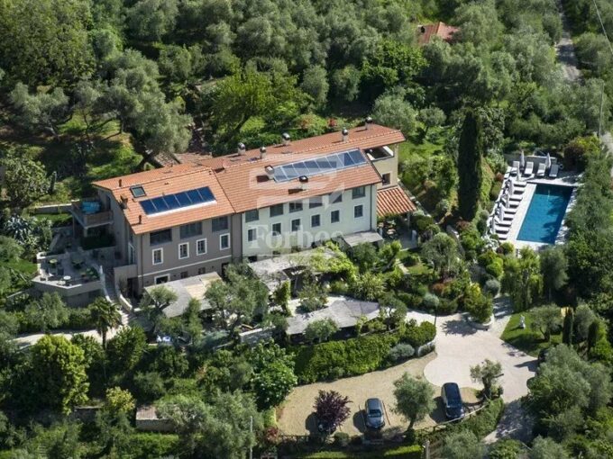 Resort di lusso in vendita in Versilia con vista mare e piscina panoramica