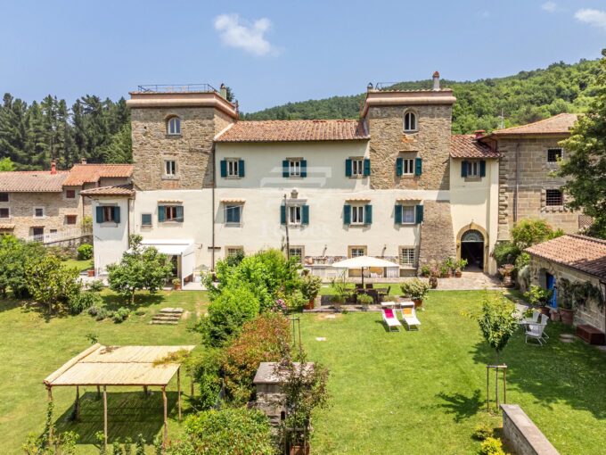 Magnifica villa storica in vendita in Toscana vicino a Firenze