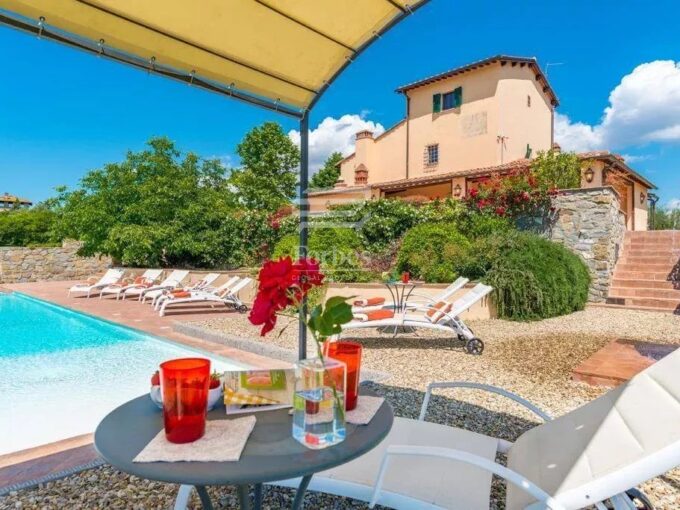 Elegante villa con piscina e vista sulle colline Fiorentine
