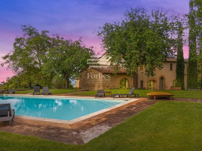 Splendido casolare in vendita con parco e piscina