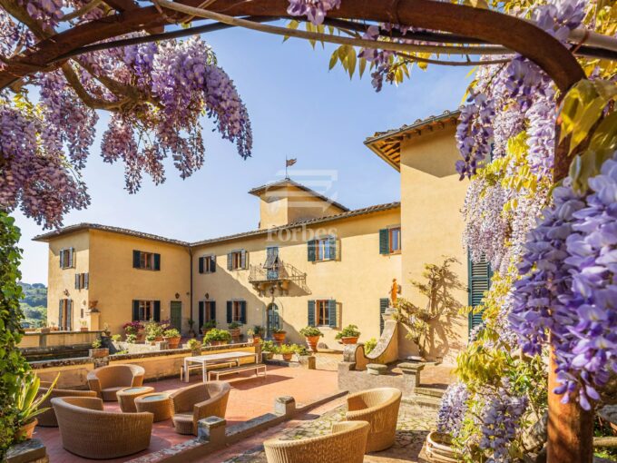 Prestigiosa villa del XVII secolo con vista su Firenze in vendita