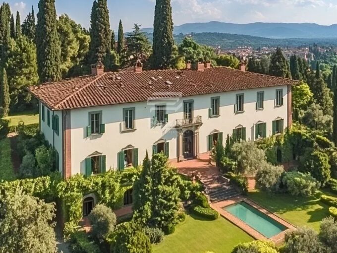 Villa storica in vendita con piscina e vista su Firenze