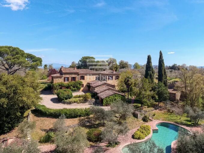 Prestigiosa tenuta in vendita vicino ad Arezzo con villa padronale e dépendance