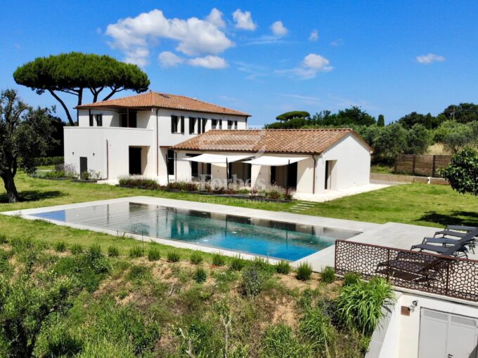 Lussuosa villa contemporanea con vigneti e uliveti in vendita sul mare in Toscana