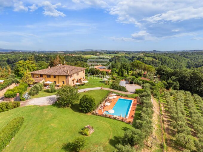 Splendido casale in vendita con vista su San Gimignano