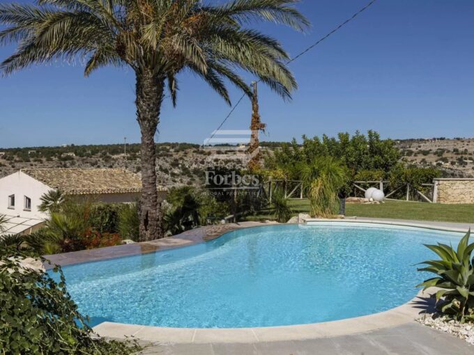 Villa storica di lusso con piscina e vista mare in vendita a Scicli