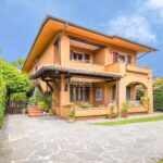 Magnifica villa con giardino in vendita a Forte dei Marmi, a soli 1 km dal mare
