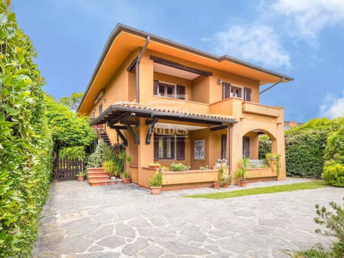 Magnifica villa con giardino in vendita a Forte dei Marmi, a soli 1 km dal mare