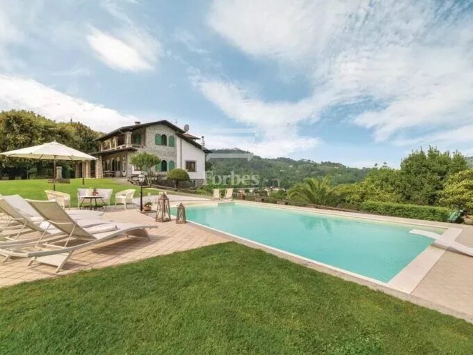 Prestigiosa villa con piscina in vendita a Camaiore