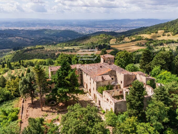 Castello storico dell'XI secolo in vendita sulle colline di Firenze