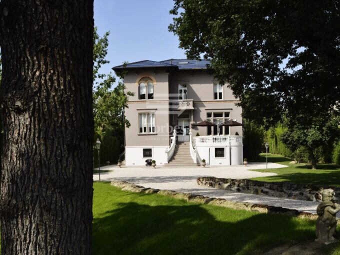 Prestigiosa villa in vendita in stile Liberty con dependance e piscina